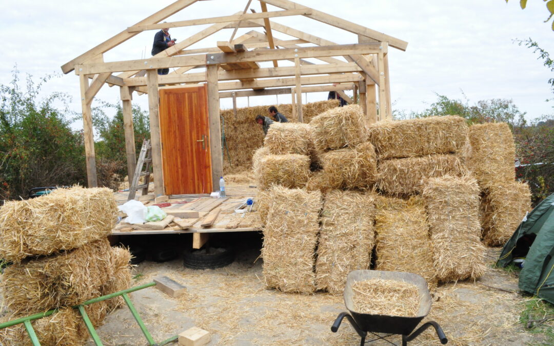 Stavba slameno/hlineného domu v roku 2013